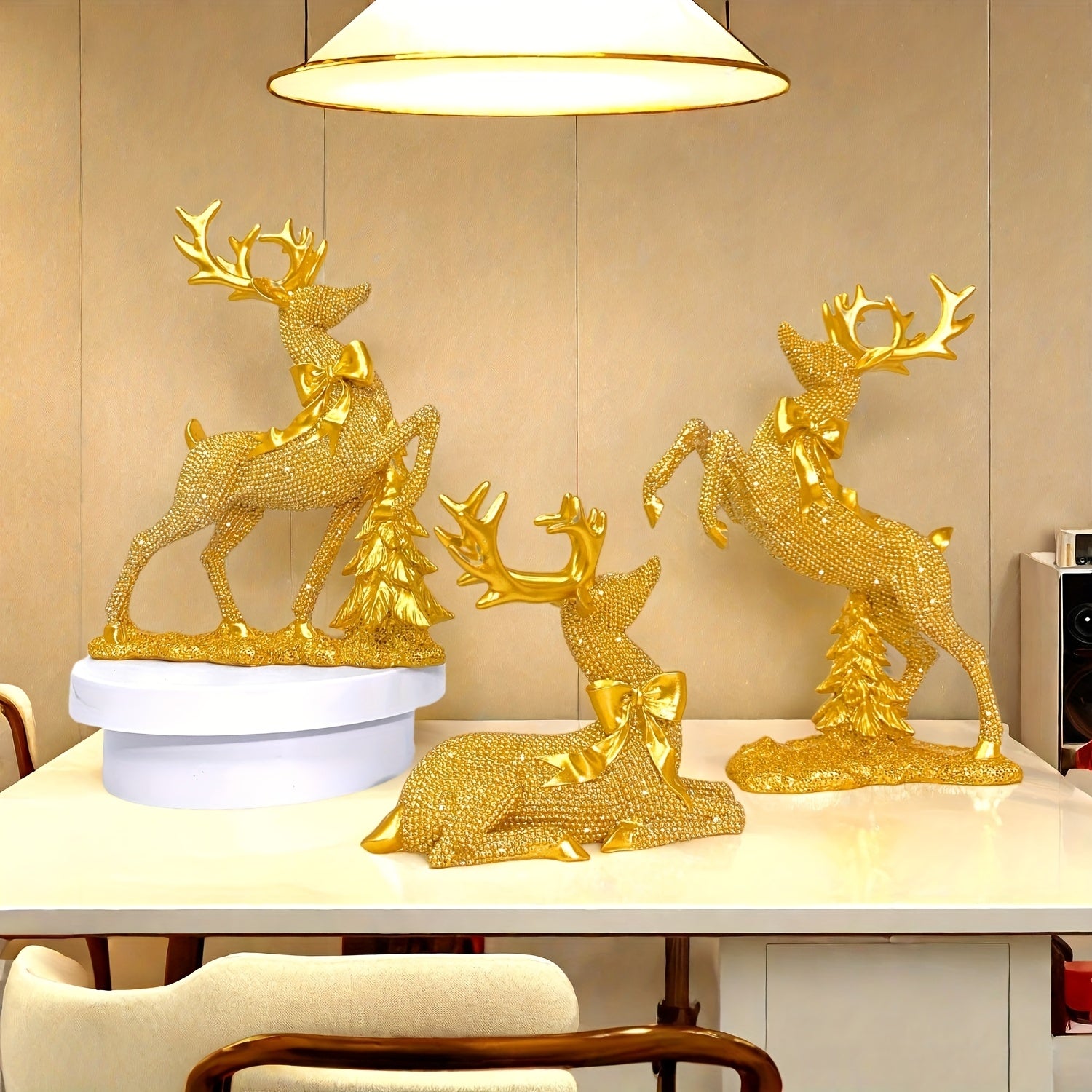 Collectible Figurines 3pcs Shiny Beaded Golden Bow Christmas Reindeer Mini Statue Ornament Beautiful Fairy Tale Xmas Elk Small Sculpture Decorative Piece Perfect Holiday Gift for Festive Home Dcor and Tree Adornment
